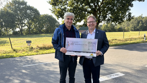 Neudorff-Gesellschafter Hans-Martin Lohmann (links) hat den Spendenscheck über 10.000 Euro an Nabu-Präsident Jörg-Andreas Krüger überreicht. 