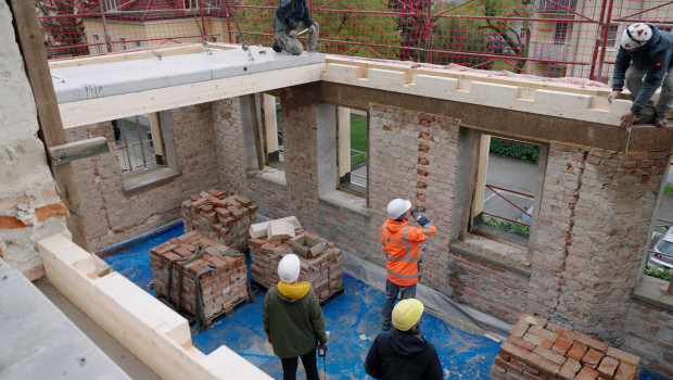 Die Auftragseingänge im Hochbau sanken stärker als die im Tiefbau. 