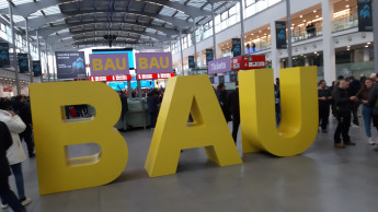 Volle Messehallen auf der Bau in München - der Handel ist da