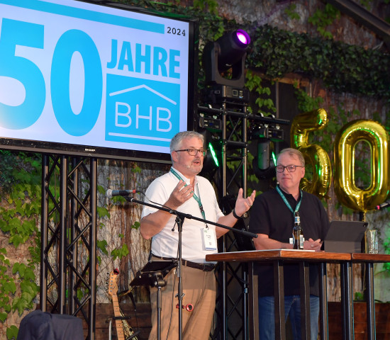 BHB-Geschäftsführer Peter Wüst (l.) und Vorstandssprecher Franz-Peter Tepaß blickten gemeinsam auf die wichtigsten Etappen in der Geschichte der Baumarktbranche.