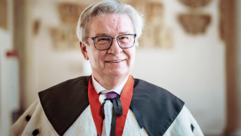 Professor Klaus Fischer erhält Ehrendoktorwürde der Universität Stuttgart