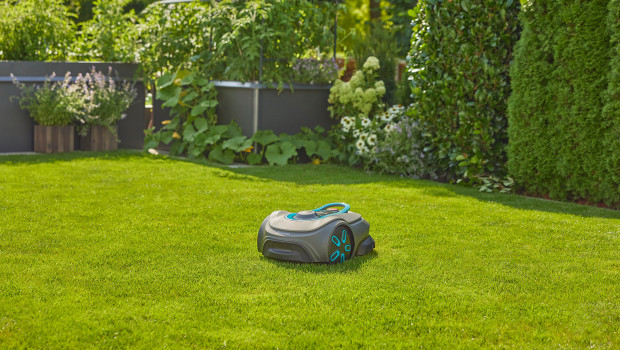 Für die Saison 2025 bringt Gardena neue Mähroboter ohne Begrenzungskabel auf den Markt.