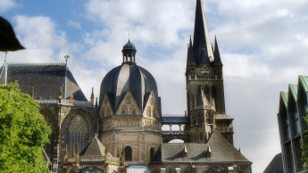 Jetzt wird der Aachener Dom gekärchert