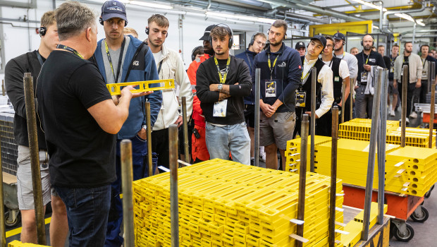 Während der Werksführung erlebten die Auszubildenden den Werdegang einer Wasserwaage und erfuhren die Bedeutung von „Made in Germany“.