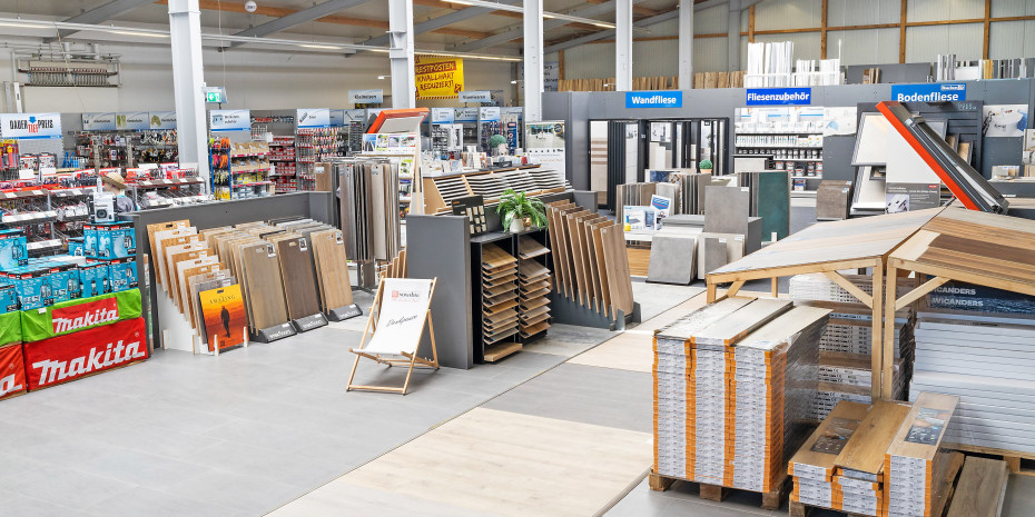 Der Händler bietet in seinem Markt unter anderem Wand- und Bodenbeläge sowie Werkzeuge an.