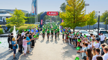 Abus spendiert Fahrradhelme