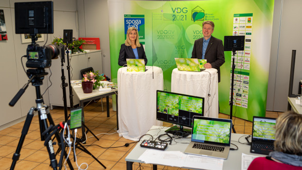 Im Gartencenter Dinger's hatte der VDG ein kleines Studio aufgebaut. Von hier aus moderierten Martina Mensing-Meckelburg und Thomas Buchenau die digitale VDG-Mitgliederversammlung 2021.