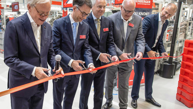 Die neue Produktionshalle wird offiziell eröffnet von (von links) Dr. Helmut Rothenberger, Christian Heinz (Hessischer Minister der Justiz und für den Rechtsstaat), Michael Cyriax (Landrat Main-Taunus-Kreis), Albrecht Kündiger (Bürgermeister Stadt Kelkheim) und Dr. Christian Heine (Vorstandsvorsitzender Rothenberger AG).