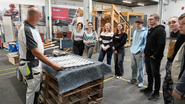 Beim Startercamp der Auszubildenden des DIY-Einzelhandels wird beispielsweise das Thema "Farbentechnik: Dispersion, Lacke und Lasuren" behandelt. Die Inhalte sind auf die Anforderungen des DIY-Einzelhandels ausgerichtet. Der Lieferant Alpina schult die Berufsanfänger.