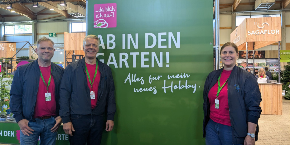 Carsten Markus (Head of Brands), Peter Pohl (Vorstand) und Stefanie Dietl (Teamleitung Category Management Gartenfreizeit Indoor, v. l.) haben das Leitmotto "Ab in den Garten – alles für mein neues Hobby" auf der diesjährigen Sagaflor-Hausmesse präsentiert.