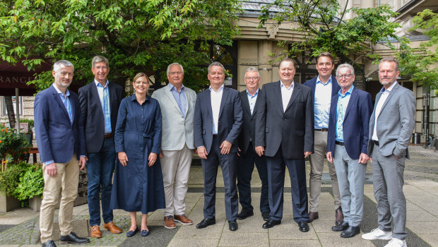 Der Vorstand der Deutschen Bauchemie (v.l.): Dr. Dieter Köster, Ulrich Meyer, Ina Hundhausen, Andreas Wilbrand, Holger Sommer, Johann Hafner, Dr. Josef Felixberger, Dirk Sieverding, Joachim Straub und Andreas Collignon (auf dem Foto fehlen Dr. Jörg Leuninger, Dr. Hubert Motzet und Dr. Clemens von Trott zu Solz).