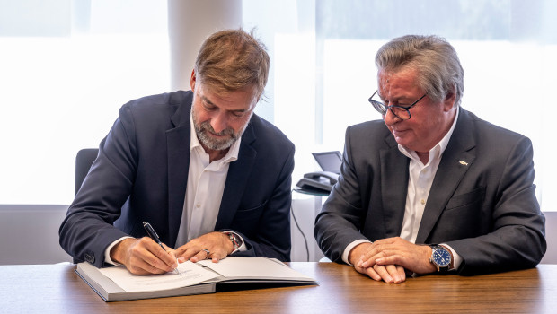 Jürgen Klopp (l.), der Markenbotschafter der Unternehmensgruppe Fischer, und Firmeninhaber Prof. Klaus Fischer haben die neue Vereinbarung unterzeichnet.