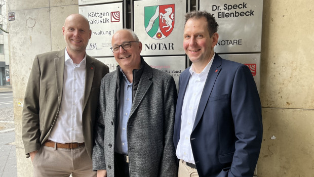 Die neu ernannten Prokuristen Marc Hilgenstock (l.) und Illja Krepper (r.) zusammen mit Wolfgang Fäßle von der Weinor-Geschäftsleitung.