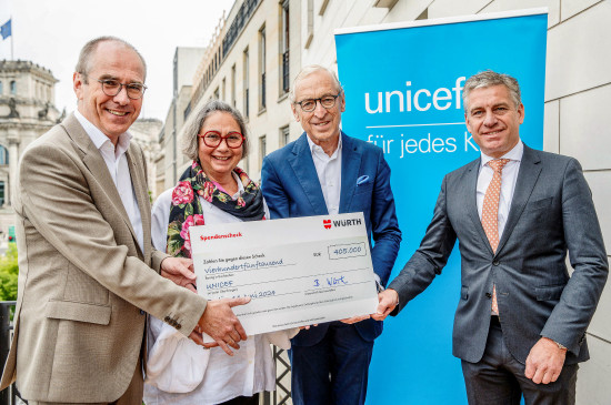 Spendenübergabe: Bettina Würth (von links; Vorsitzende des Beirats der Würth-Gruppe) und Michael Frank (Verantwortlicher Direktvertrieb International bei Würth) überreichen die Spende an Georg Graf Waldersee (Vorstandsvorsitzender Unicef Deutschland) und Christian Schneider (Geschäftsführer Unicef Deutschland)