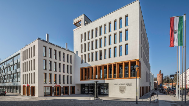 Beim Neubau des Rathauses in Bernau sorgt die „Warm-Wand Fassadendämmung“ von Knauf für Energieeffizienz und eine moderne Optik.