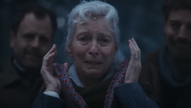 Die Mutter in dem Spot ist von der Weihnachtsüberraschung zu Tränen gerührt. 