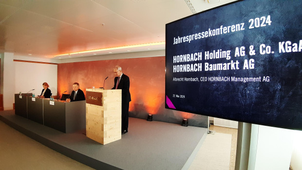 Karin Dohm (CFO Hornbach Management AG und Hornbach Baumarkt AG), Erich Harsch (Vorstandvorsitzender Hornbach Baumarkt AG), und Albrecht Hornbach (Vorstandvorsitzender Hornbach Management AG, v. l.) haben auf der Jahrespressekonferenz in Frankfurt nur vorsichtige Prognosen für das kommende Geschäftsjahr gemacht.
