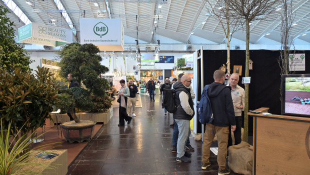 Die Messehallen sind gut besucht, aber nicht überfüllt. 