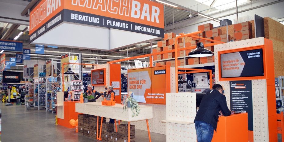 Die Mach-Bar als zentrale Anlaufstelle verfügt über einen Counter und mit Rechnern ausgestattete Bildschirm-Beratungsplätzen.