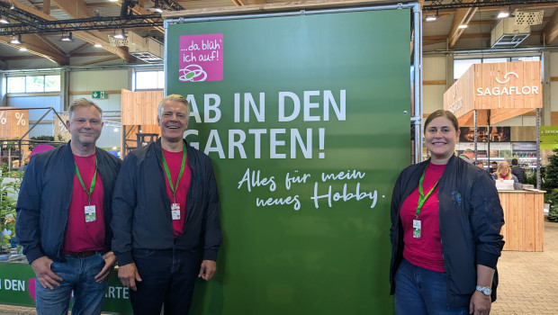 Carsten Markus (Head of Brands), Peter Pohl (Vorstand) und Stefanie Dietl (Teamleitung Category Management Gartenfreizeit Indoor, v. l.) haben das Leitmotto "Ab in den Garten - alles für dein neues Hobby" auf der diesjährigen Hausmesse präsentiert.