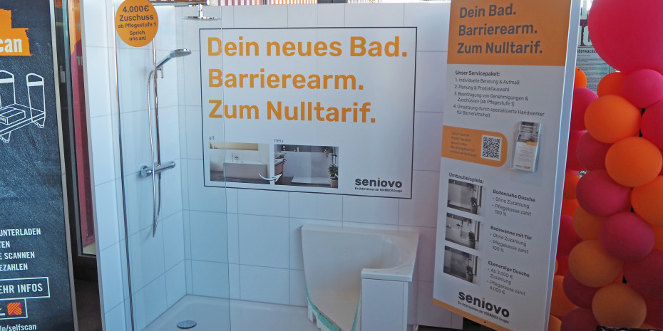 Die Seniovo-Präsentation macht auf einen Blick deutlich, worum es geht: barrierearme Dusche statt Badewanne.