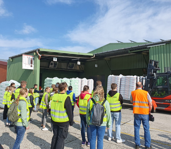 Auf den eintägigen Azubitagen vertiefen die Berufseinsteiger ihr Wissen über die Branche durch den Besuch von Produktionsbetrieben.