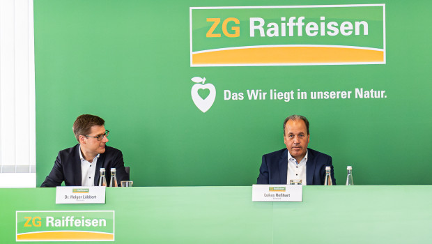 Die Vorstände Lukas Roßhart (r.) und Holger Löbbert berichteten in einer Pressekonferenz über die Zahlen 2023 der ZG Raiffeisen und die aktuellen Aussichten.