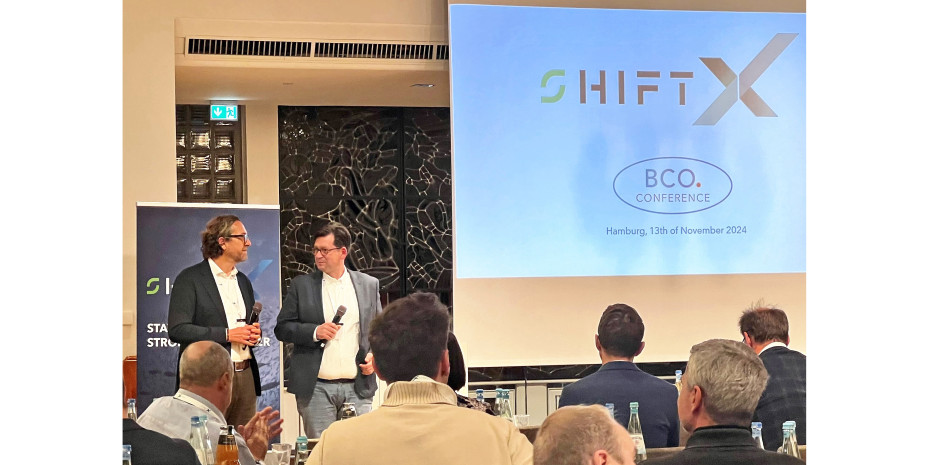 Die Managing Partner Stephan Schiller (l.) und Antonios Regalos haben auf der BCO Conference in der Hamburger Speicherstadt die Umbenennung von X Staff in Shift X offiziell vollzogen.