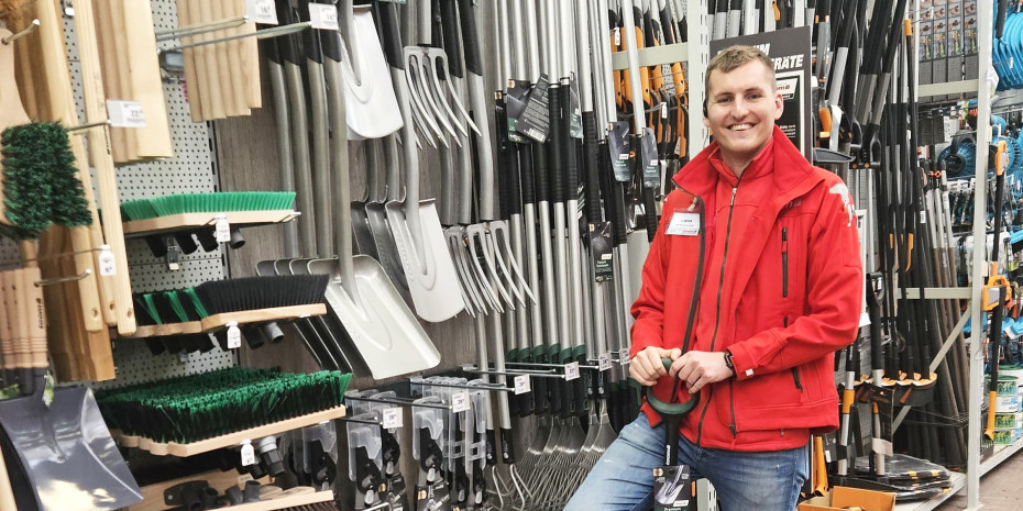 „Hier bebt immer die Hütte“: Leon Heyer arbeitet seit dem Bachelor als Gartencenterleiter im Toom-Markt in Halle-Trotha.