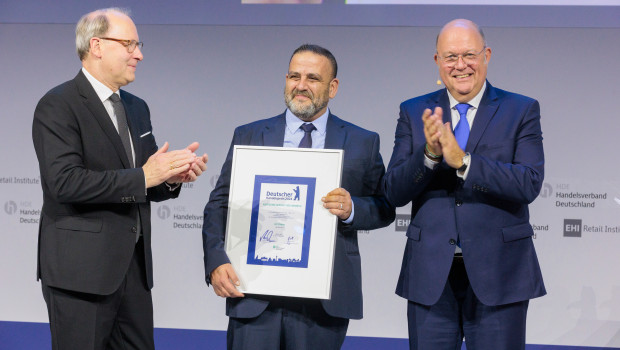 HDE-Präsident Alexander von Preen (rechts) überreichte dem Gewinner Ali Diken (Mitte) die Urkunde für das Gesicht des Handels 2024.