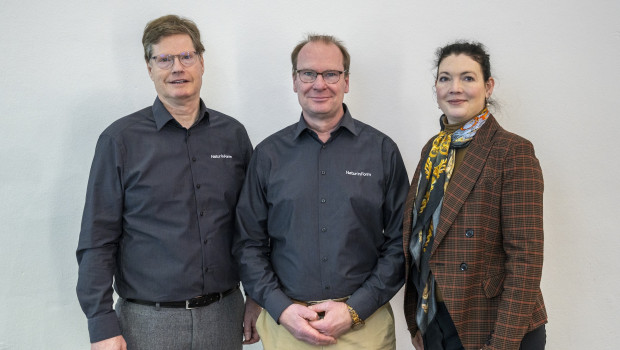 Die beiden Geschäftsführer Pia Hobeck (r.) und Horst Walther (l.) begrüßen Edward Robinson bei Naturinform. 