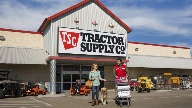 Tractor Supply betreibt mehr als 2.200 Märkte unter dieser Marke sowie rund 200 Petsense-Märkte in den USA.