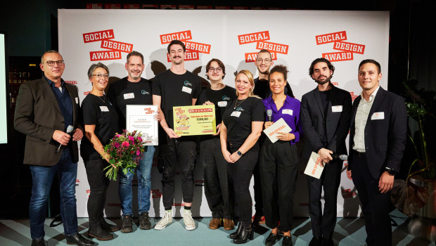 Der Bauhaus-Sonderpreis ging an das Projekt zur freien Forschungszeit. Juror Robert Köhler von Bauhaus (v.l.) überreichte die Auszeichnung an das Makerspace-Team, begleitet vom Spiegel-Moderatorenteam um Rachelle Pouplier und Philipp Löwe sowie Patrick Bombis von Bauhaus. 