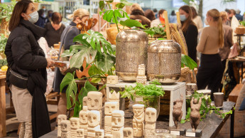 Besucher in Orderlaune auf der Winter-Nordstil in Hamburg